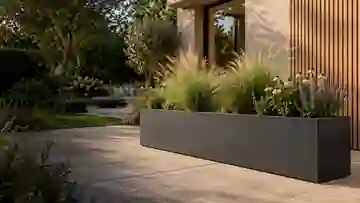 AI-sfeerbeeld van een donkere rechthoekige stalen plantenbak met planten op een modern terras