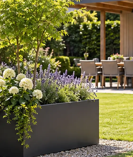 Fotorealistische sfeerimpressie van gecoat staal plantenbak, voorbeeld bij 200 × 40 × 40 cm